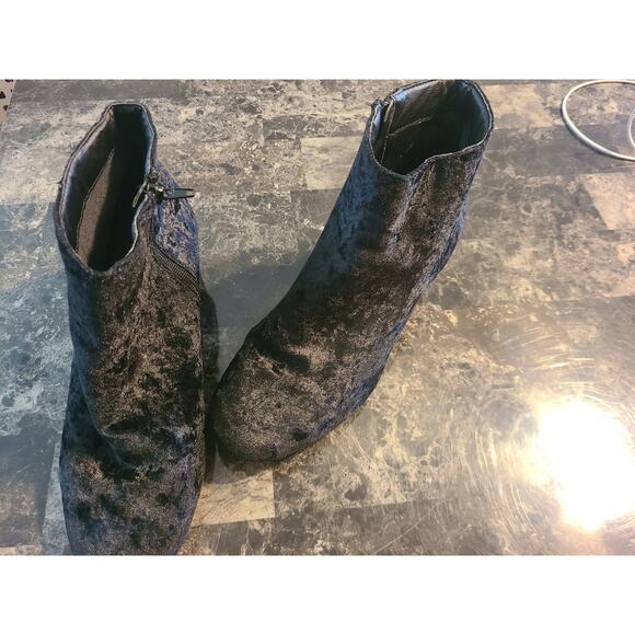 Quipid size 10 women's black crushed velvet booties - Picture 1 of 7